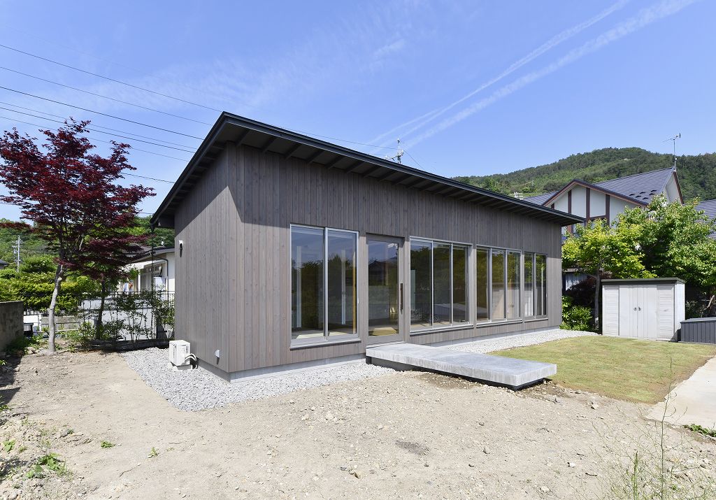 長野市街を一望できる高台に建つ眺望抜群で大空間を持つ平屋