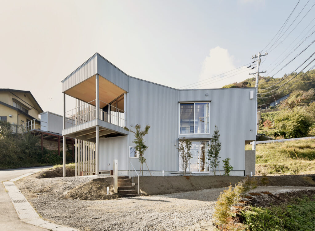 田毎の月で有名な姨捨の棚田の絶景と市街地のコントラストが美しい眺望を織りなす